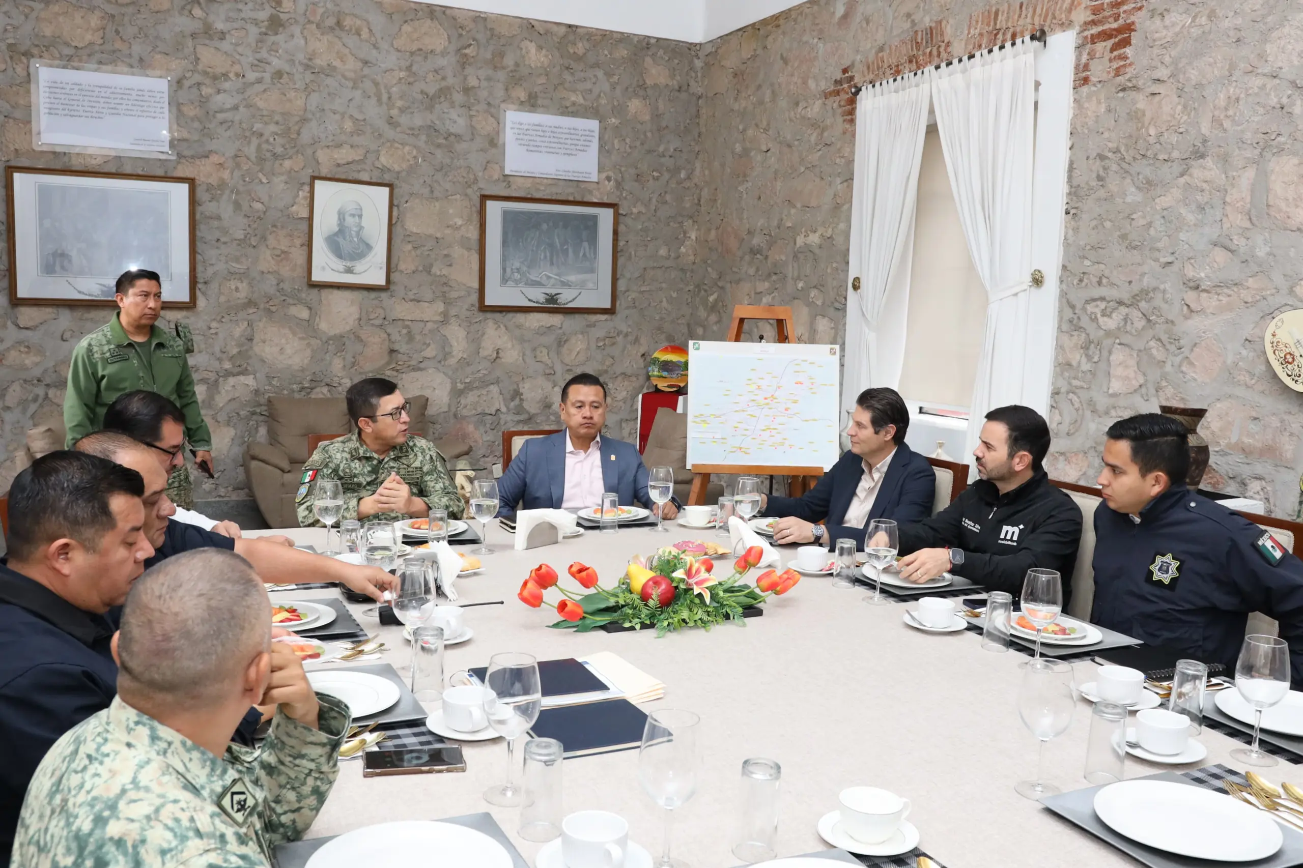 Se reúne Alfonso Martínez con mandos militares y civiles para afianzar coordinación