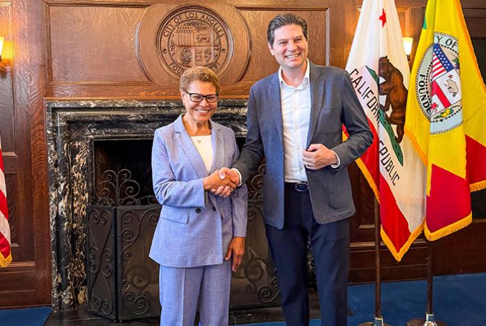 Se reúne Alfonso Martínez con la alcaldesa de Los Ángeles, Karen Bass