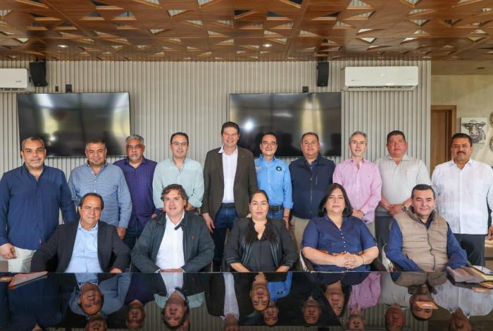 Se reúne Alfonso Martínez con alcalde y empresarios de Zamora