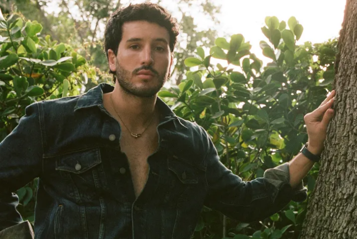 Sebastián Yatra sorprende en boda y habla de su soltería