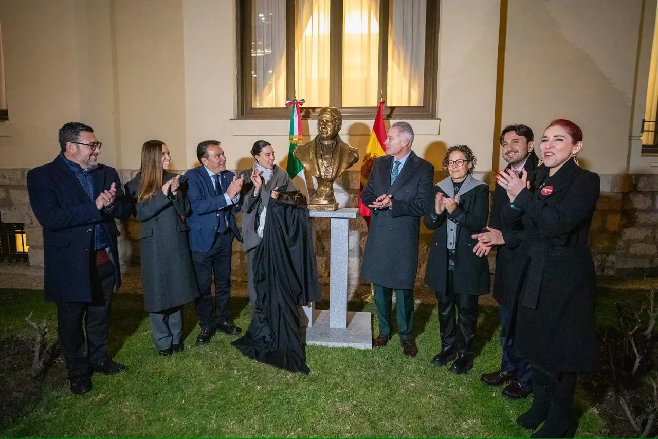Sectur devela busto de Morelos en la Embajada de México en España