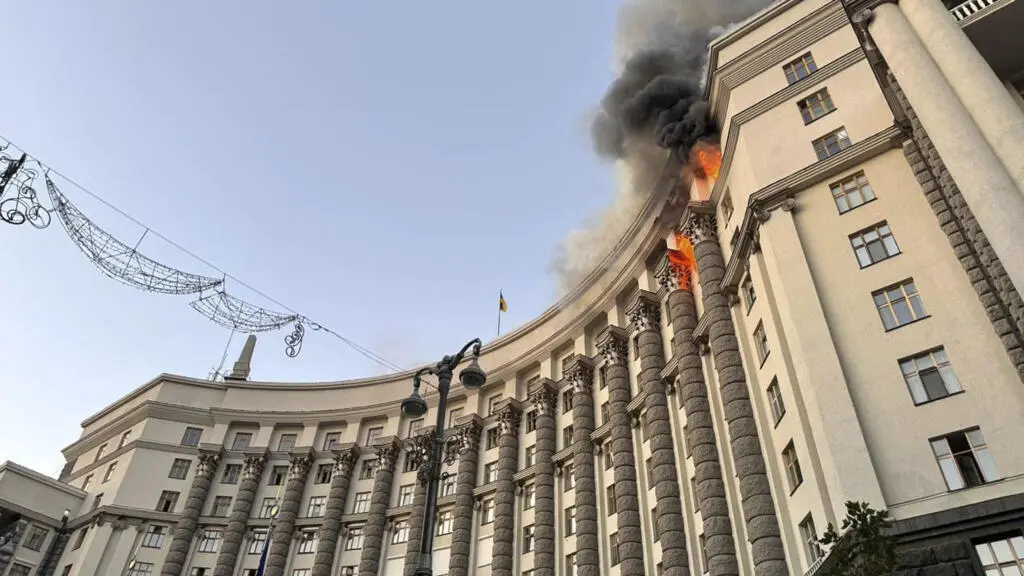 Sede del gobierno de Ucrania es bombardeada por Rusia