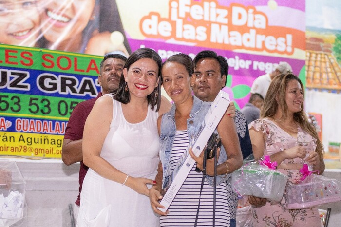 Sedebi celebra a más de 300 mamás en Buenavista