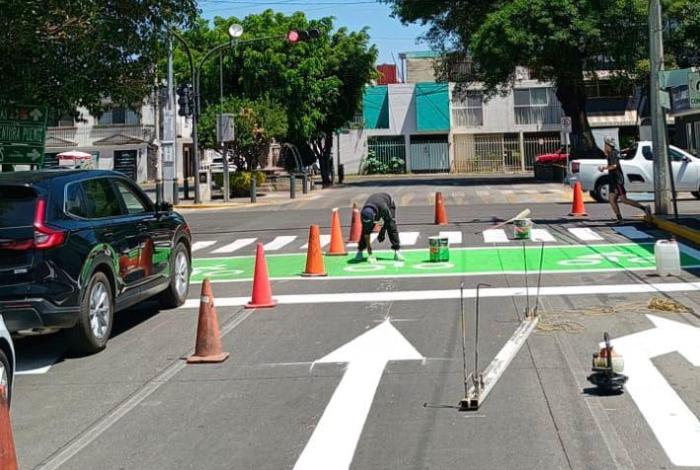 SEDUM realiza trabajos de balizamiento en boulevard Arriaga Rivera para fortalecer la seguridad vial.