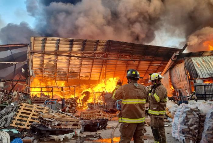 #Seguimiento | Gobierno de Morelia atiende y controla incendio en fábrica