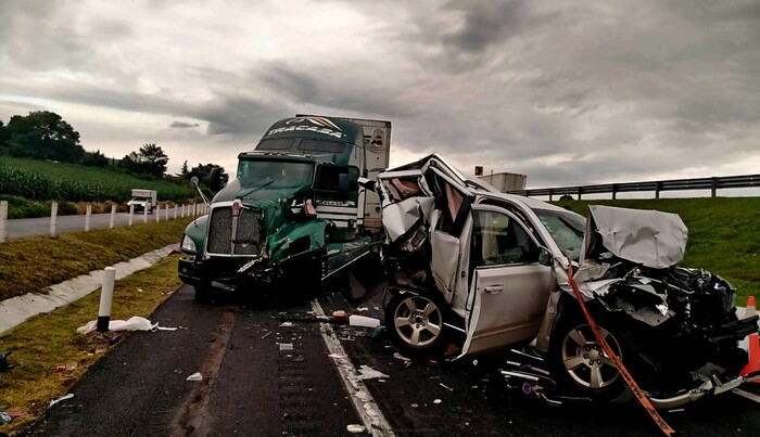 #Seguimiento #Video | Chofer de camioneta sobrevive de milagro al terminar prensado entre dos tráileres en la México-Guadalajara