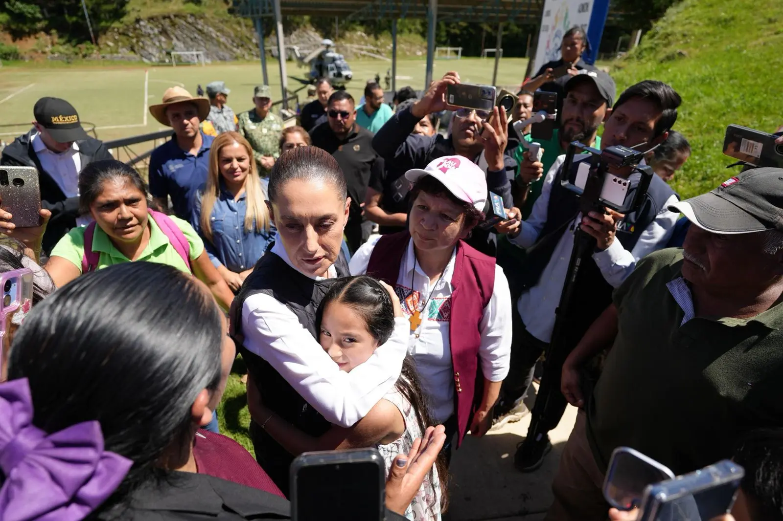 “Seguimos en territorio. Saldremos adelante”: Presidenta Claudia Sheinbaum en su segundo día de recorrido en zonas afectadas por las lluvias