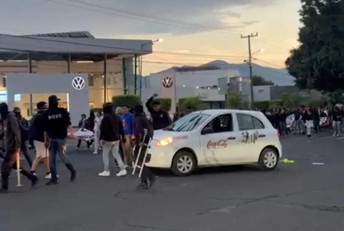 Segundo día de marcha normalista; dañan edificios e incendian vehículos