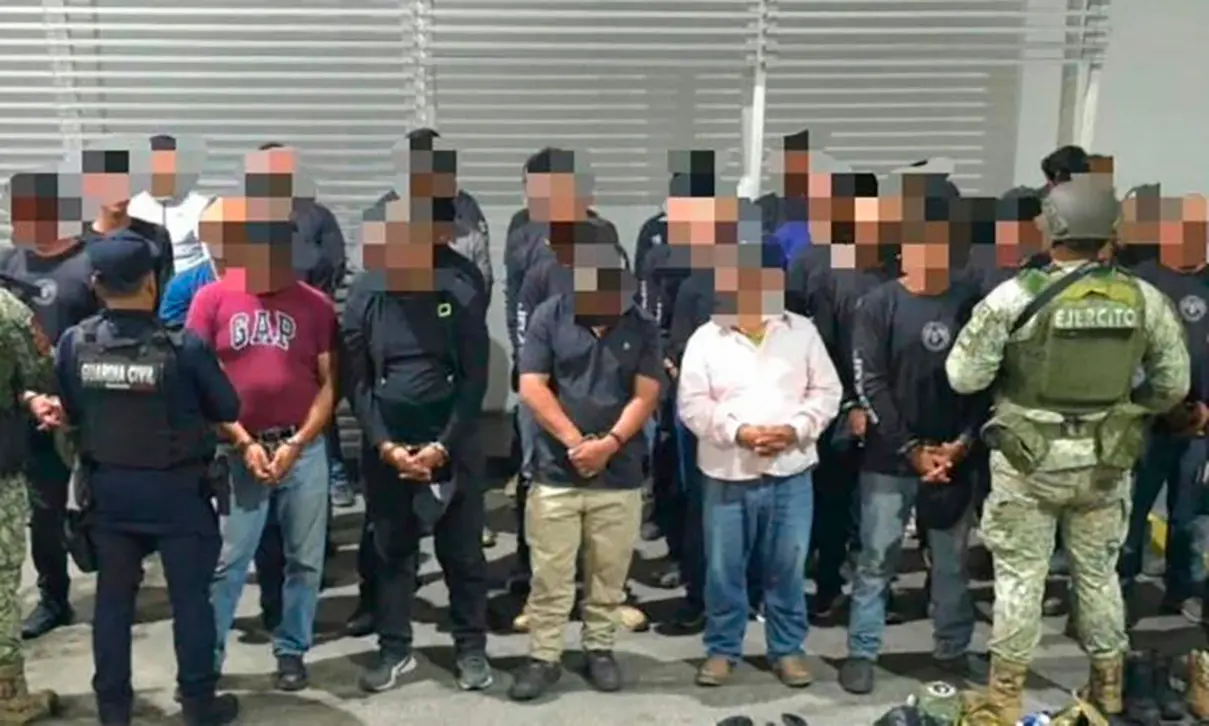 Seguridad detiene a 38 integrantes de grupo religioso en Michoacán por portación de réplicas de armas