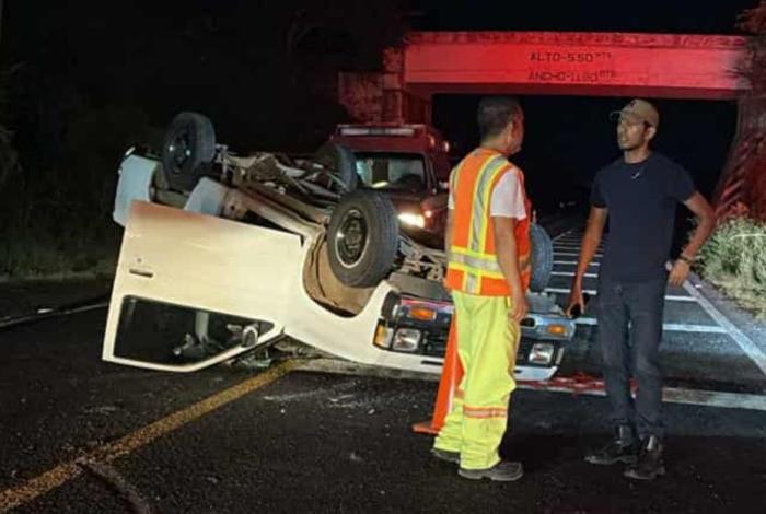 Seis lesionados deja volcadura en la carretera Apatzingán-Cuatro Caminos