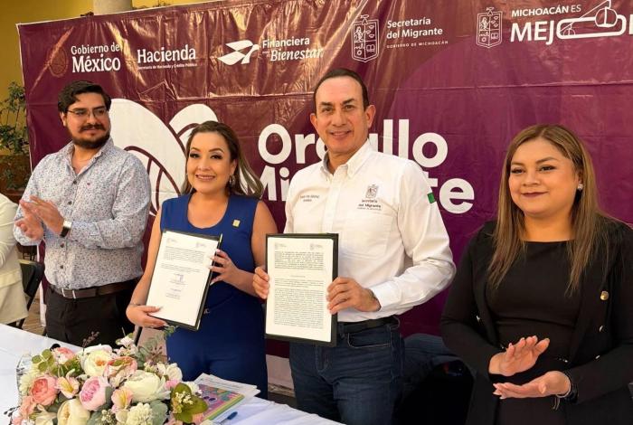 Semigrante entrega tarjetas “Orgullo Migrante” en Cuitzeo