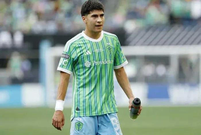 Sergio Busquets propina puñetazo al mexicano Obed Vargas