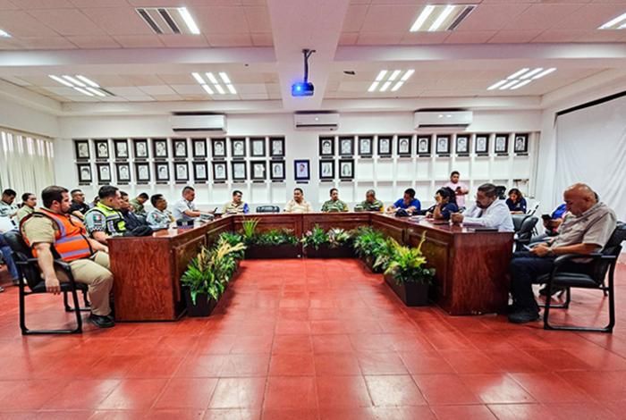 Sesiona Consejo Municipal de Protección Civil de Lázaro Cárdenas por tormenta tropical Boris