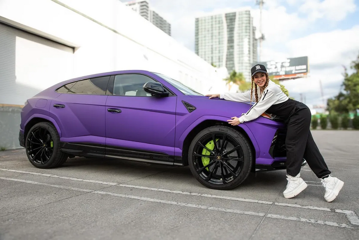 Shakira expresa su felicidad al regalar un Lamborghini