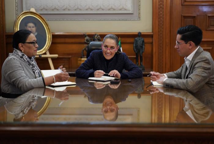 Sheinbaum conversa con el Papa León XIV y lo invita a visitar México
