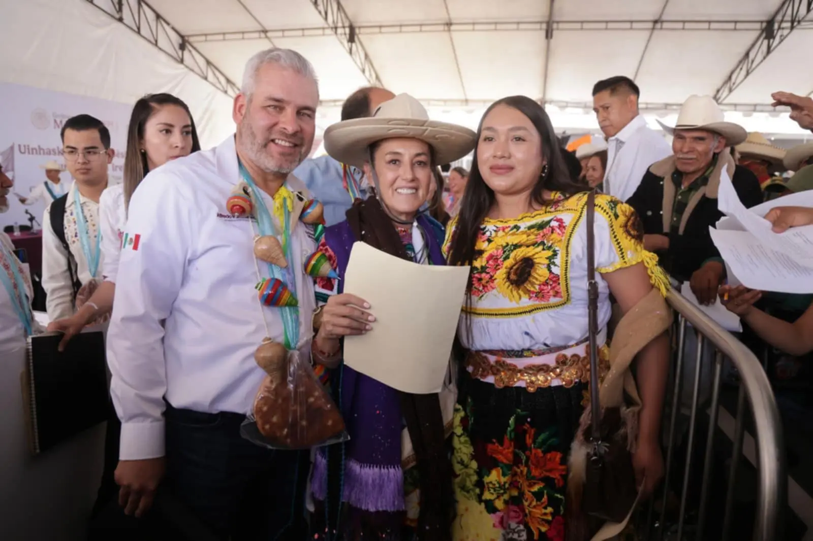 Sheinbaum da justicia social a 370 comunidades indígenas de Michoacán: Bedolla