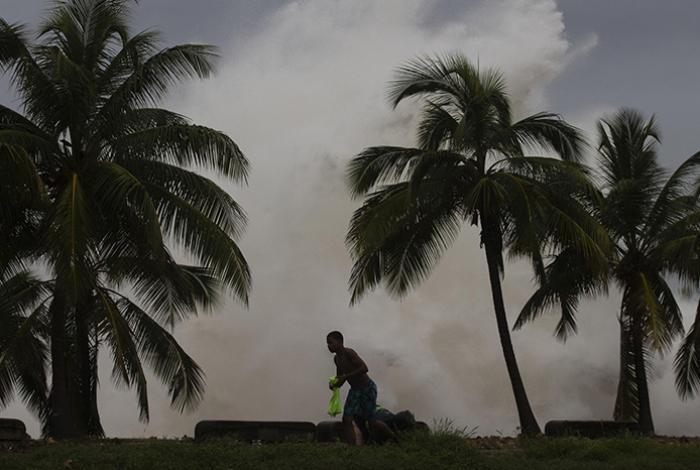 Sheinbaum pide a Oaxaca y Guerrero estar alerta ante tormenta Erick, que llegaría a huracán