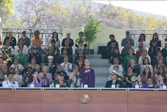 Sheinbaum reconoce el trabajo de las mujeres en las Fuerzas Armadas en el 8M