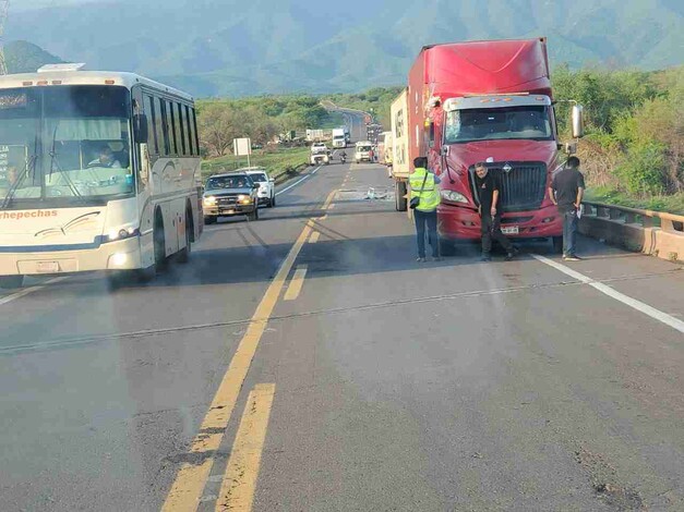 Siete heridos deja choque de autobús y tráiler en la Siglo XXI