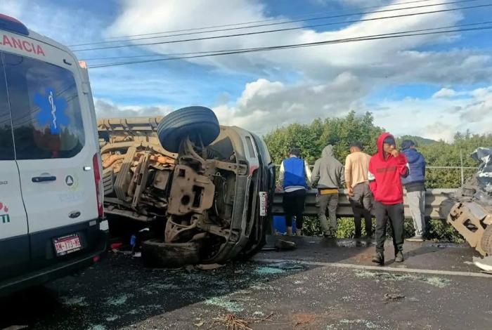 Siete heridos en accidente entre camioneta y camión de aguacates la carretera Uruapan-Los Reyes