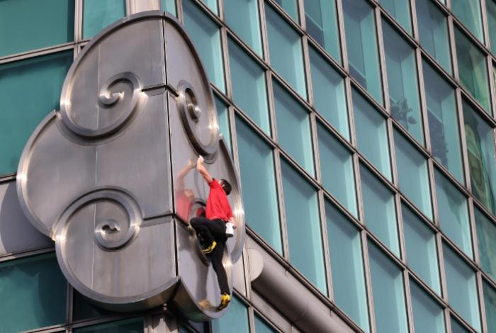 Sin cuerdas ni arnés: Alex Honnold hace historia al escalar con éxito el Taipei 10, el icónico rascacielos de 508 metros