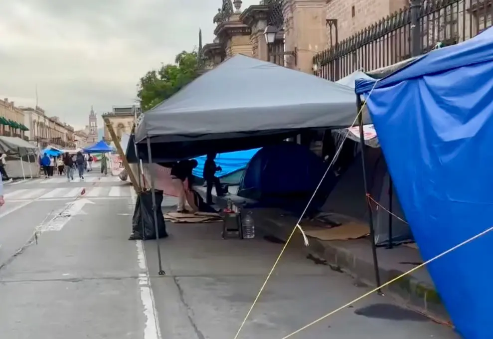 Sin respaldo y divididos, integrantes de la CNTE retiran plantón