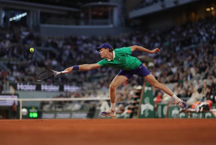 Sinner doblega a un combativo Djokovic para avanzar a la Final del Roland Garros