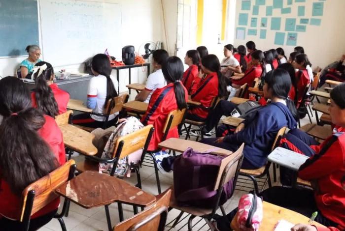 Sobrecupo y falta de espacios en algunas secundarias de Morelia