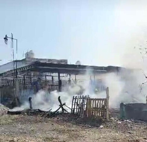 Sofocan incendio en lote baldío de Apatzingán