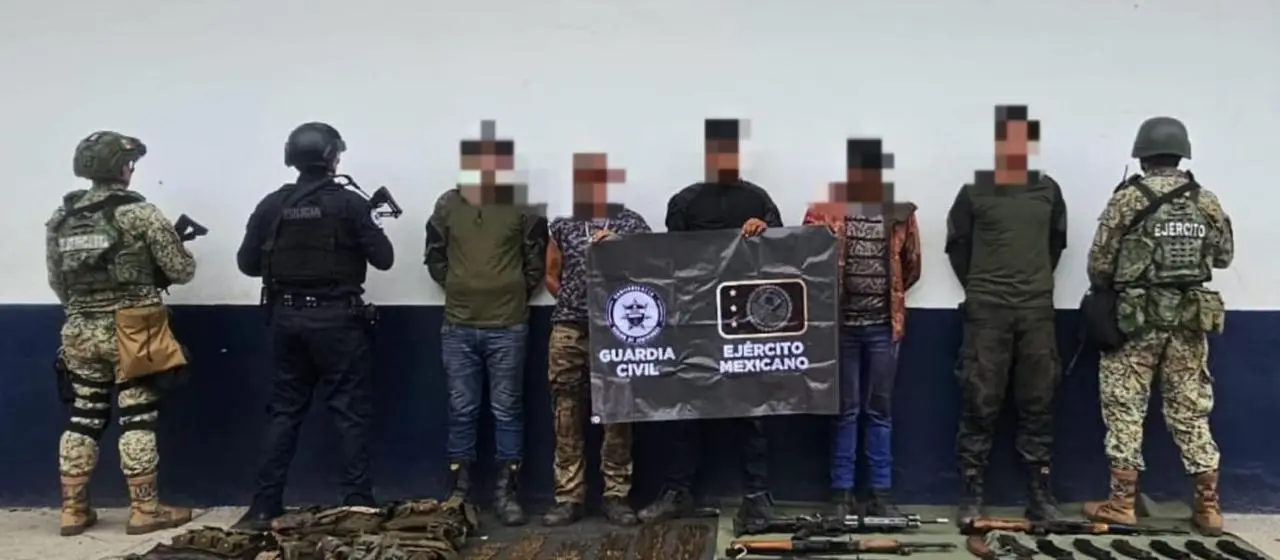 SSP y Defensa detienen a 5 hombres con arsenal en Apatzingán