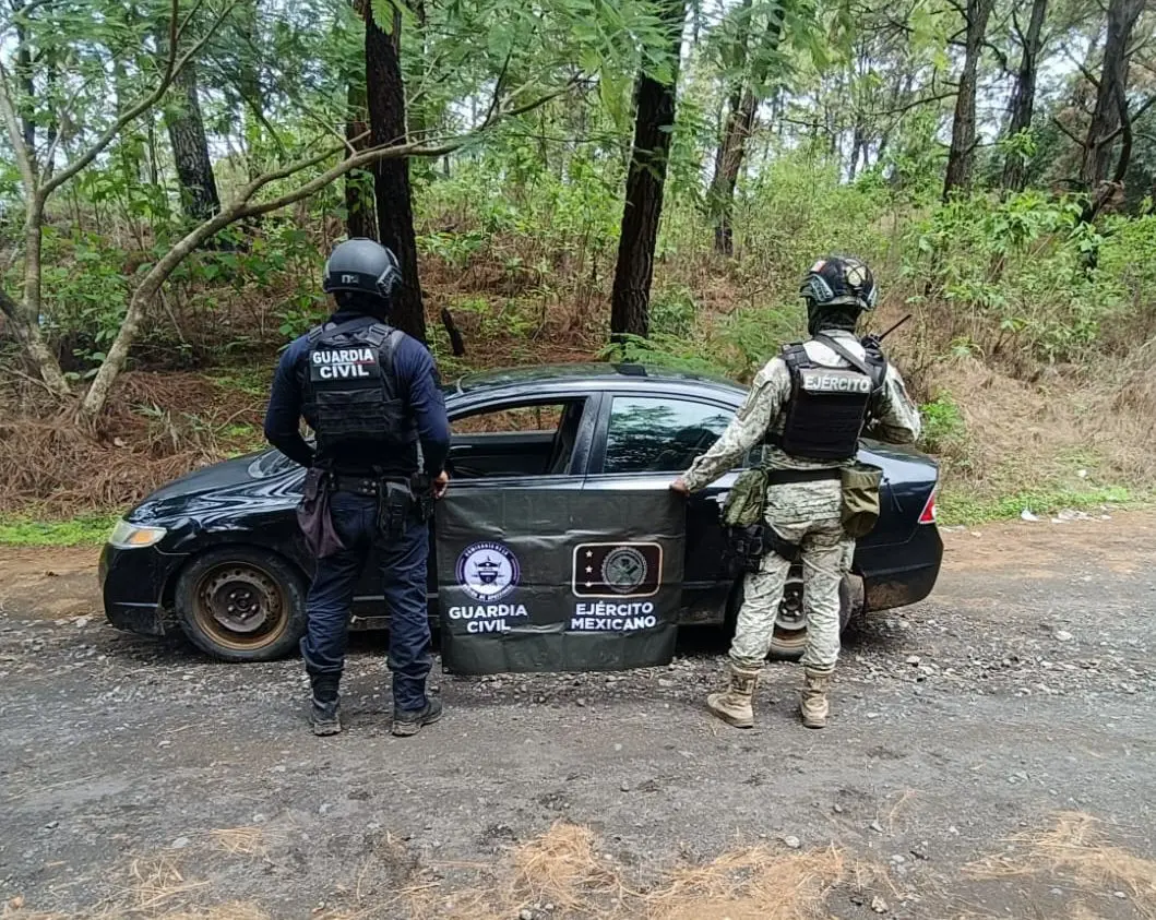 SSP y Defensa detienen a 4 hombres con armas largas, municiones y vehículos en Apatzingán