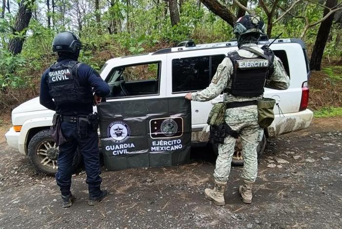 SSP y Defensa detienen a 4 hombres con armas largas, municiones y vehículos en Apatzingán
