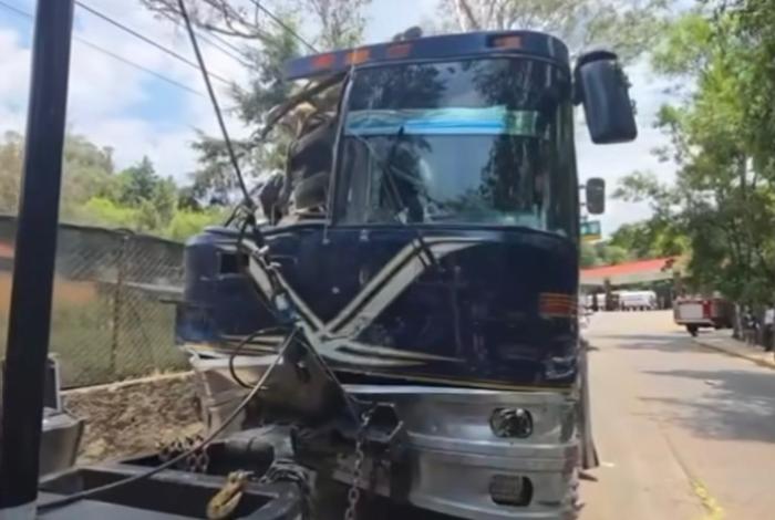 Staff de Conjunto Primavera sufre aparatoso accidente previo a su presentación en Tuzantla