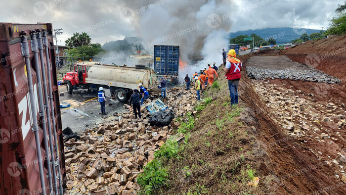 Sube a dos el número de víctimas por carambola e incendio de tráilers en Ziracuaretiro