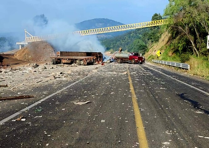 Sube a ocho el número de muerto tras choque de tractocamiones y camioneta