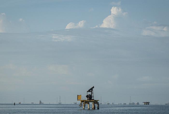 Suben acciones petroleras tras intervención de EUA en Venezuela; Wall Street cierra en verde