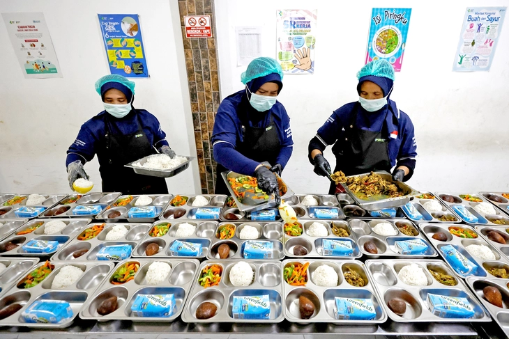 Sufren miles de personas intoxicación por programa de comida del gobierno en Indonesia