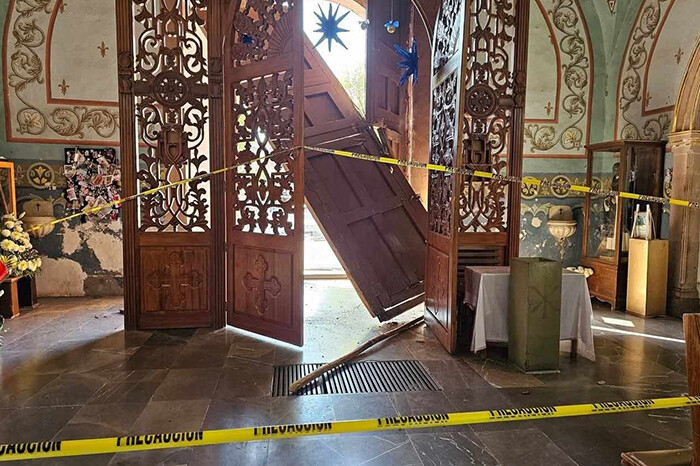 Sujeto choca su vehículo contra las puertas de la Parroquia de San Juan Bautista, en Maravatío