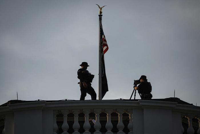 Sujeto dispara contra un puesto de vigilancia a las afueras de la Casa Blanca; hay dos heridos