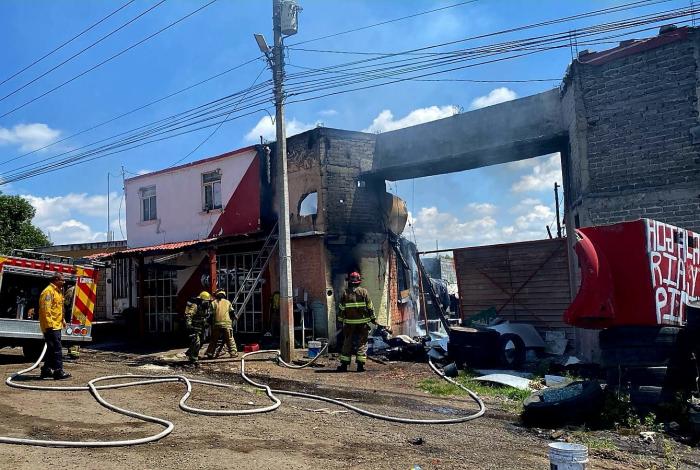 Sujeto drogado echa gasolina y prende fue a inmueble a un costado de la carretera Morelia – Pátzcuaro