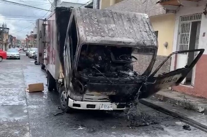 Sujetos a bordo de motocicletas atacan con bombas molotov 3 tiendas Oxxo y 2 vehículos