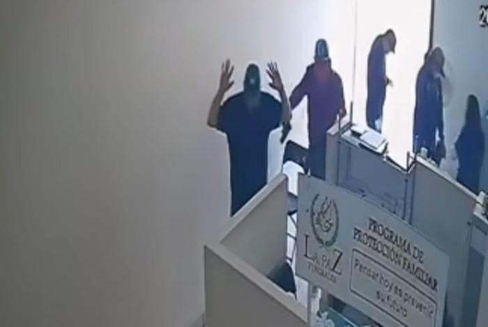 Sujetos armados asaltan funeraria en la colonia Morelos, en Uruapan