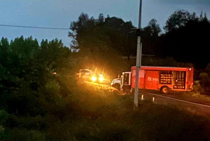 Sujetos armados bloquean la Morelia-Quiroga con dos vehículos de carga