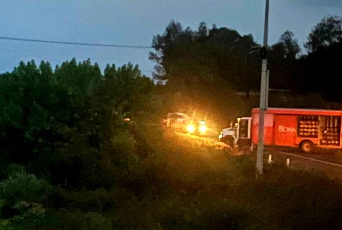 Sujetos armados bloquean la Morelia-Quiroga con dos vehículos de carga atravesados