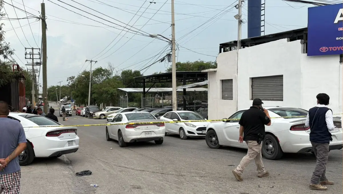 Sujetos armados incendian un lote de autos y ejecutan a 4 personas en Monterrey