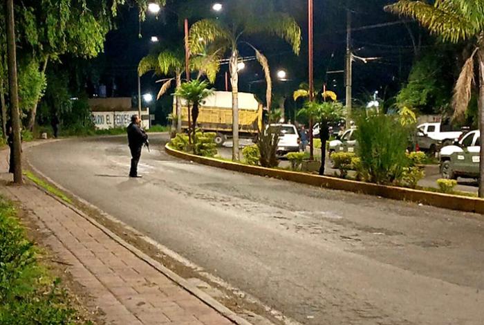 Sujetos armados se enfrentan en Queréndaro y queman un camión