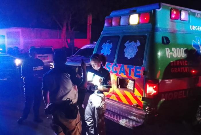 Sujetos disparan contra dos ocupantes de un vehículo en la Quiroga-Morelia; uno queda herido