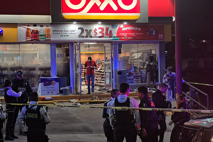 Sujetos prenden fuego a un OXXO en la colonia José María Pino Suárez, en Morelia