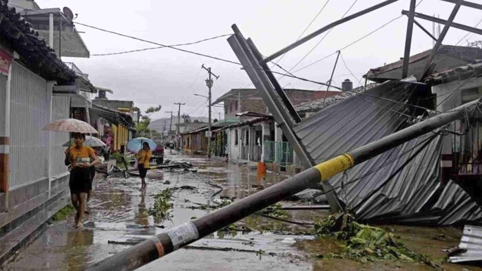 Suman al menos 20 muertes por huracán John en costas de México