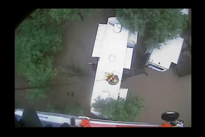 Suman al menos 30 mexicanos afectados por inundaciones en Texas